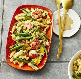 Nudelsalat mit Bohnen und Garnelen