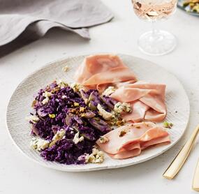 Edler Rotkohl-Slaw mit italienischer Mortadella