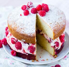 Biskuit-Torte mit Himbeeren