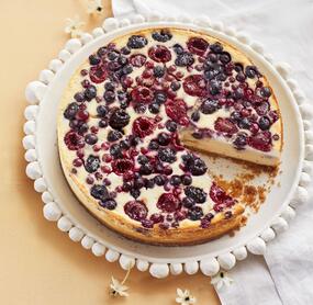 Sommerlicher Käsekuchen mit Beeren