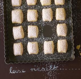 Weihnachtliche Marzipankissen mit Puderzucker