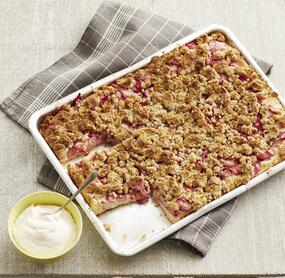 Schneller Rhabarber-Streuselkuchen vom Blech