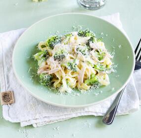 Schnelle Brokkoli-Schinken-Nudeln mit Käsesoße 