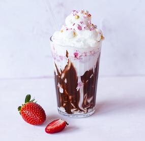 Cremiger Eis-Milchshake mit weißer Schokolade