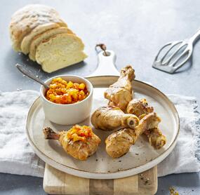 Gegrillte Hähnchenkeulen mit Paprikachutney und Ciabatta