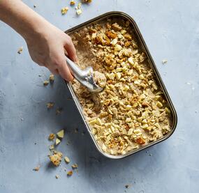 Bananeneis mit Schokolade und Nüssen