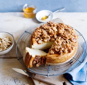 Käsekuchen mit Walnusshaube