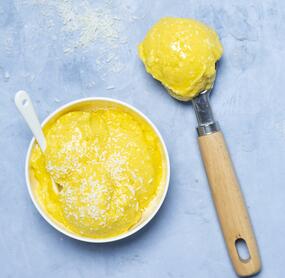 Mango-Kokos-Eis mit weißer Schokolade