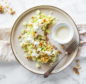 Spitzkohlsalat mit Apfel und Nüssen