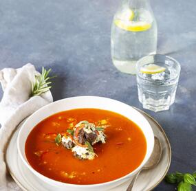 Spitzpaprikasuppe mit Hackbällchen