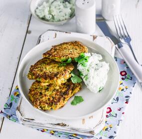 Zucchini-Karotten-Puffer mit Schafskäsedip
