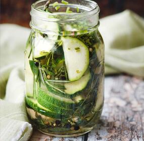 Eingelegte Zucchini in Kräutermarinade