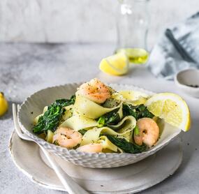 Bandnudeln mit Spinat und Garnelen