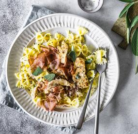 Farfalle mit Saltimbocca-Soße und Hähnchenstreifen