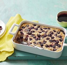 Süßer Auflauf mit Quark und Kirschen