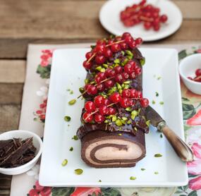 Schokoladenrolle mit Johannisbeeren