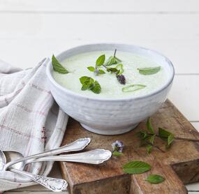 Kalte Gurkensuppe mit griechischem Joghurt