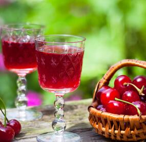 Sommerlicher Kirschlikör