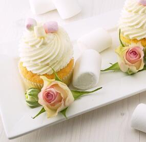 Zitronen-Cupcakes mit Frischkäse-Frosting