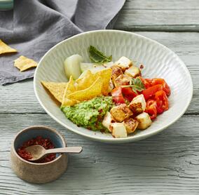 Erbsen-Guacamole mit gebratenen scharfen Halloumi-Würfeln