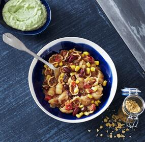 Bohnen-Nudel-Topf mit Avocado-Dip