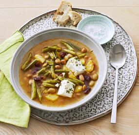Gesunder Bohneneintopf mit Feta