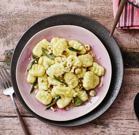 Selbst gemachte Gnocchi in Salbeibutter