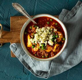Bolognese-Suppe mit Käsetopping