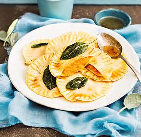 Kürbis-Ravioli in Salbeibutter