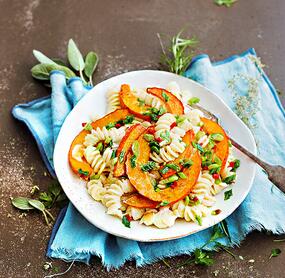 Nudeln mit Kürbisspalten und Käse