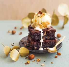 Haselnussbrownies mit Apfel-Zimt-Eis
