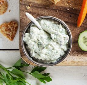 Sahniger Ricotta-Kräuter-Dip mit Pecorino