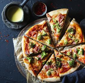 Schinken-Pizza mit Sauce hollandaise