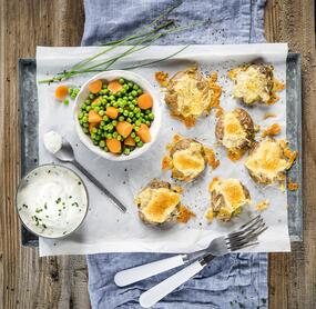 Smashed Potatoes mit Gemüse und Kräuterquark