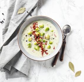 Herbst-Pot mit Rosenkohl, Birne und Speck