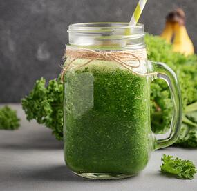 Grüner Basis-Smoothie mit Banane