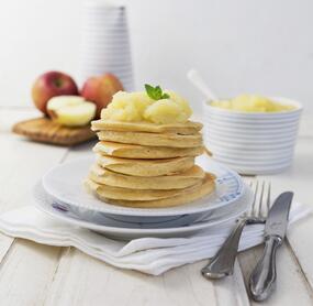 Fluffige Hafer-Pancakes mit Apfelmus