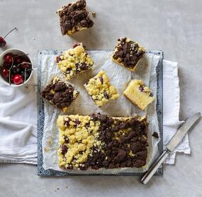 Kirsch-Pudding-Kuchen mit Schokostreuseln