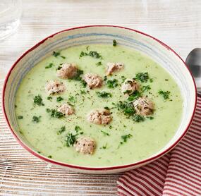 Kräuter-Kartoffelsuppe mit Brätklößchen