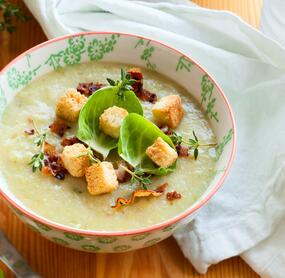 Cremige Rosenkohlsuppe mit Speck und Croûtons