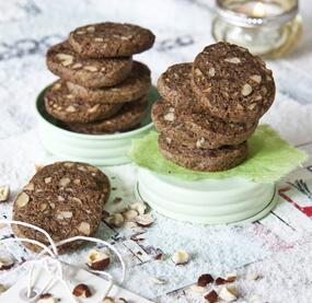 Knusprige Mokka-Nuss-Taler mit Schokolade