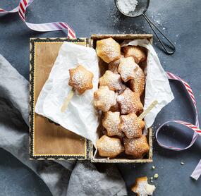 Weihnachtliche Schmalzkuchensterne am Stiel