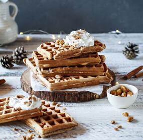 Fluffige Weihnachtswaffeln mit Zimtsahne