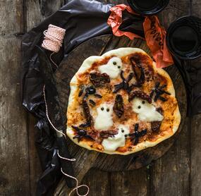 Knusprige Halloween-Pizza mit Oliven