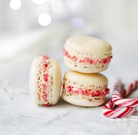 Mandel-Macarons mit Zuckerstangenstaub