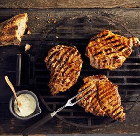Marinierte Schweinenackensteaks mit Senf-Mayonnaise