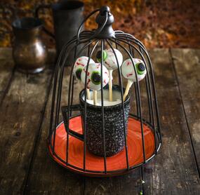 Gruselige Stielaugen-Cake-Pops 