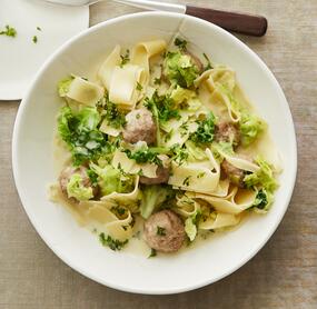 Bandnudeln mit Wirsing und Hackbällchen