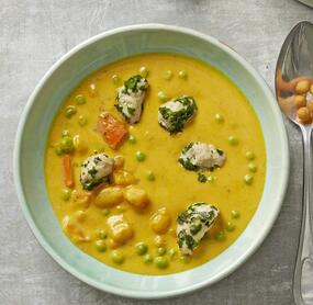 Cremiger Kürbis-Erbsen-Eintopf mit Bratwurst