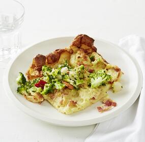 Ofenpfannkuchen mit Speck und Brokkolisalat